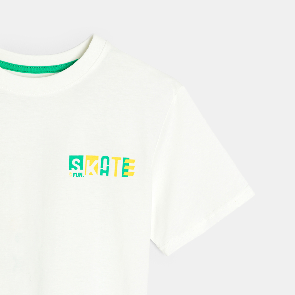 تيشيرت بأكمام قصيرة أبيض للأولاد مرسوم عليه لوح تزلج